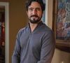 Ivan (Renato Góes) após ser preso conclui ter sido vítima de armação de Odete Roitman (Debora Bloch) na novela 'Vale Tudo', capítulo de quarta-feira 20 de agosto de 2025