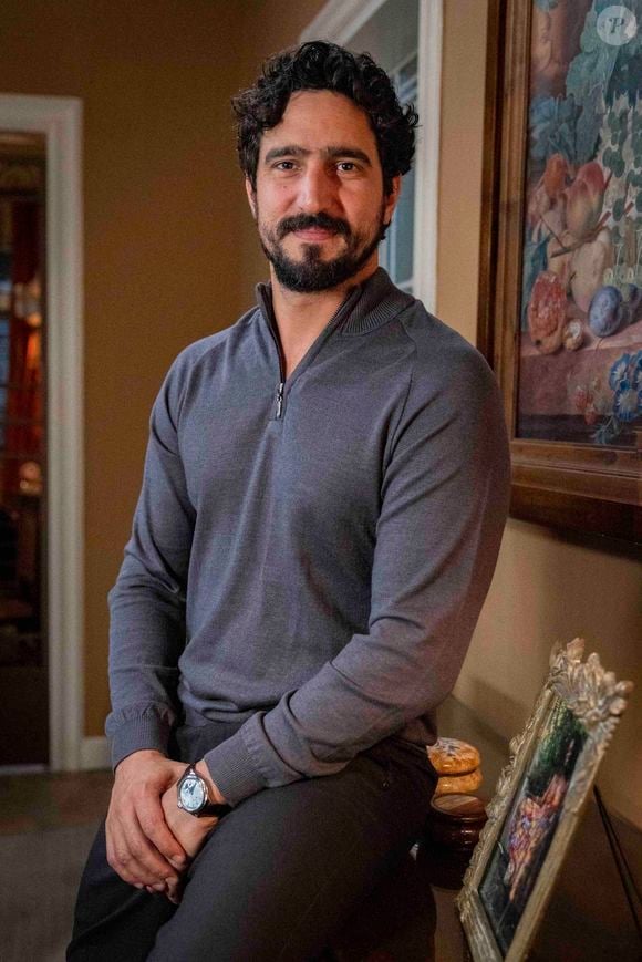 Ivan (Renato Góes) após ser preso conclui ter sido vítima de armação de Odete Roitman (Debora Bloch) na novela 'Vale Tudo', capítulo de quarta-feira 20 de agosto de 2025