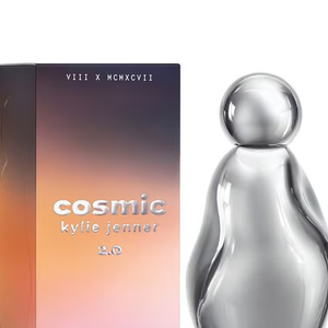 Para fechar o visual, a fragrância Cosmic Kylie Jenner Intense Eau de Parfum trouxe um toque quente, cremoso e marcante ao look de Kylie Jenner
