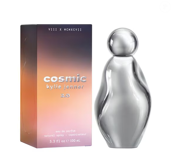 Para fechar o visual, a fragrância Cosmic Kylie Jenner Intense Eau de Parfum trouxe um toque quente, cremoso e marcante ao look de Kylie Jenner