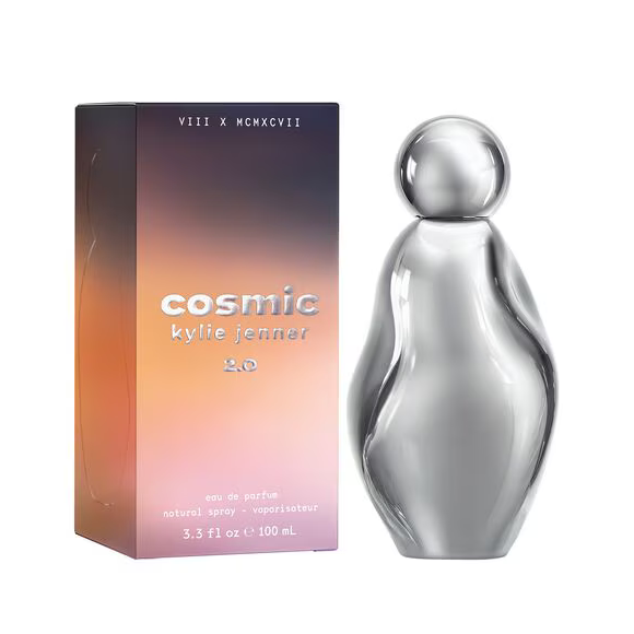 Para fechar o visual, a fragrância Cosmic Kylie Jenner Intense Eau de Parfum trouxe um toque quente, cremoso e marcante ao look de Kylie Jenner