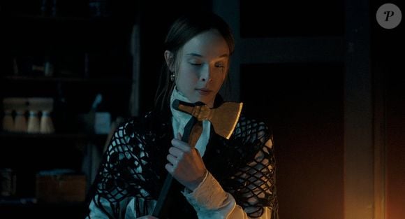 'Monstro: A História de Lizzie Bordon' acompanha a jornada da personagem homônima, interpretada por Ella Beatty, até se tornar a infame assassina do machado