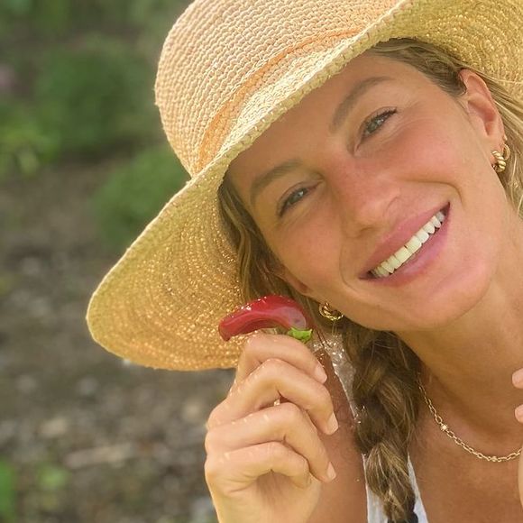 Entre os alimentos presentes no dia a dia de Gisele Bündchen estão os smoothies e vários chás, incluindo o de dente-de-leão