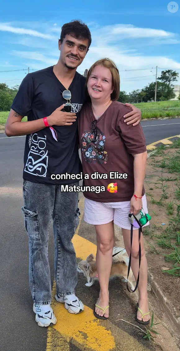Elize Matsunaga, em foto com fã após sair da cadeia, engatou namoro com Tiago Cheregatte Neves ainda em 2020, ano da prisão do estudante
