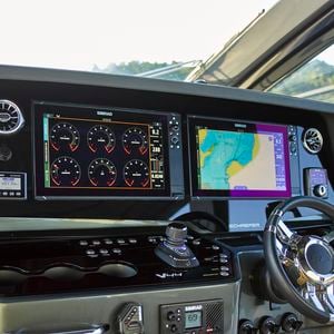 Espaço interno da Schaefer V44 combina design moderno, ar-condicionado e soluções voltadas ao lazer em alto-mar