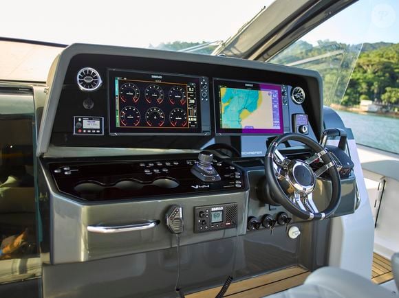 Espaço interno da Schaefer V44 combina design moderno, ar-condicionado e soluções voltadas ao lazer em alto-mar