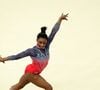 Simone Biles durante apresentação na ginástica artística: a atleta americana soma recordes históricos e construiu uma fortuna estimada em US$ 25 milhões, segundo o Celebrity Net Worth