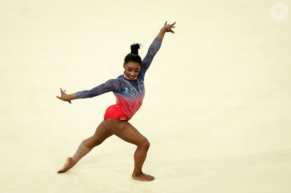 Simone Biles durante apresentação na ginástica artística: a atleta americana soma recordes históricos e construiu uma fortuna estimada em US$ 25 milhões, segundo o Celebrity Net Worth