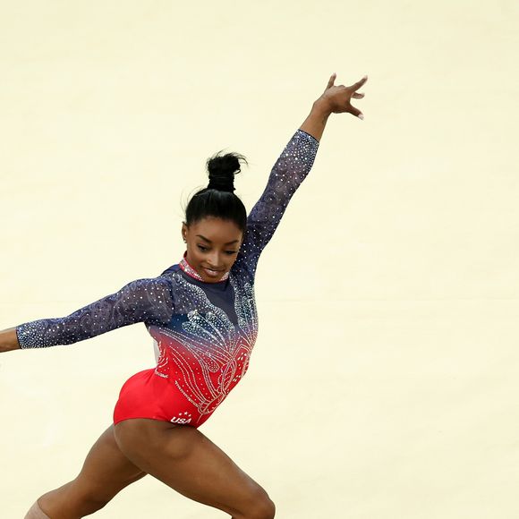 Simone Biles durante apresentação na ginástica artística: a atleta americana soma recordes históricos e construiu uma fortuna estimada em US$ 25 milhões, segundo o Celebrity Net Worth