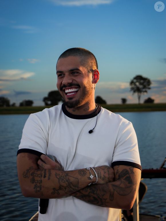 "O homem, às vezes, tem preconceito com terapia e preconceito de ir a um psiquiatra. Eu falo: eu vou a um psiquiatra. A terapia é maravilhosa", garantiu Zé Felipe, que hoje já não toma remédios mais