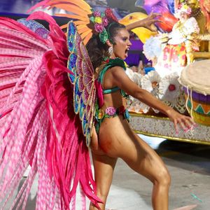 No Carnaval 2025, Alane Dias foi uma das musas que desfilou com machucados na Sapucaí.