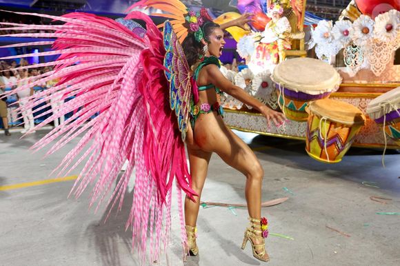 No Carnaval 2025, Alane Dias foi uma das musas que desfilou com machucados na Sapucaí.