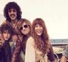 As referências aos anos 70 estão de volta à moda, resgatando os cabelos modelados com bobes, os jeans wide leg, as blusas esvoaçantes ou amarradas com um laço no pescoço e, especialmente, os coletes