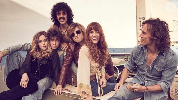 As referências aos anos 70 estão de volta à moda, resgatando os cabelos modelados com bobes, os jeans wide leg, as blusas esvoaçantes ou amarradas com um laço no pescoço e, especialmente, os coletes