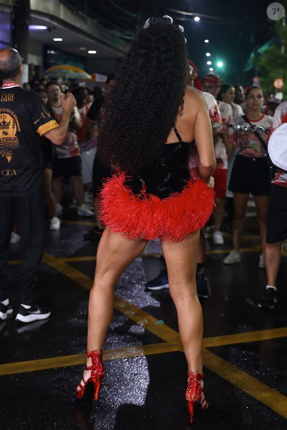 Juliana Paes mostrou estar com o samba no pé em dia para voltar aos desfiles de carnaval
