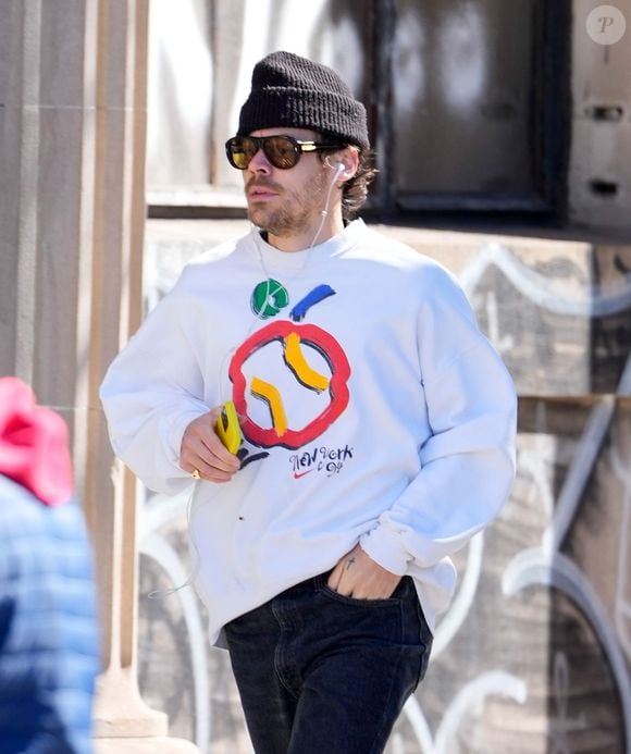 O estilo inconfundível de Harry Styles vai além da moda: as fragrâncias associadas ao cantor ajudam a compor sua imagem elegante e cheia de personalidade