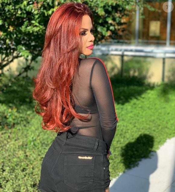 Gabily, de 'A Fazenda 17', trocou o ruivo pelo vermelho vibrante