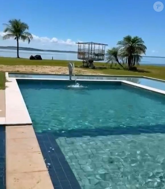 Sabrina Sato pode se refrescar e renovar o bronzeado na piscina de sua fazenda