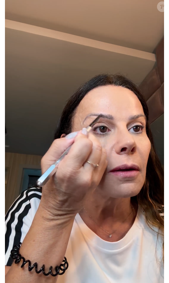 Críticas se deram depois que Viviane Araújo publicou um vídeo se maquiando