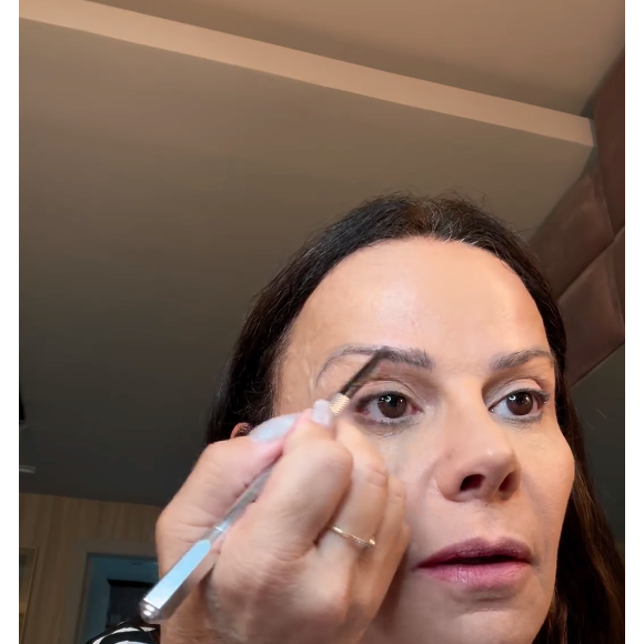 Críticas se deram depois que Viviane Araújo publicou um vídeo se maquiando