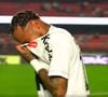 Neymar saiu de campo aos prantos com o rosto comerto
