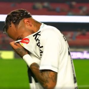 Neymar saiu de campo aos prantos com o rosto comerto