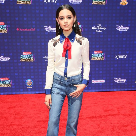 Jenna Ortega inovava em seus looks nos eventos