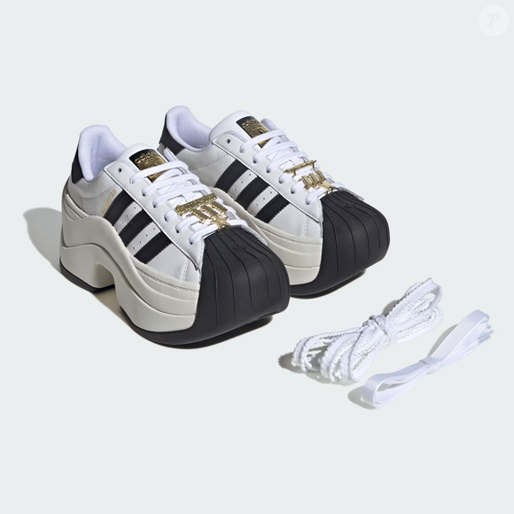 Delicado por fora e marcante no visual, o Adidas Superstar Bold aposta na cor 'merengue suíço' e em uma plataforma robusta para renovar um dos maiores clássicos da marca