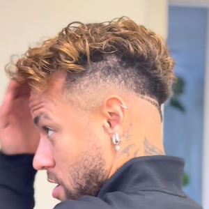 Neymar, de cabelo novo, tem feito exercícios em esteira anti-gravidade, própria para lesões e usada também por fratura em caso de AVC