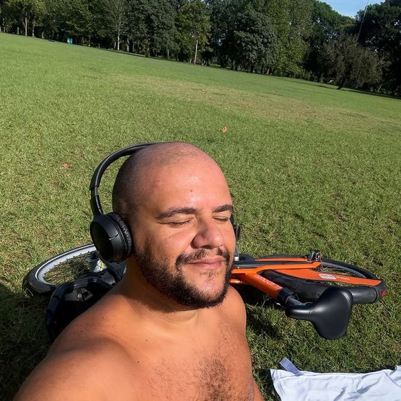 Gominho, em uma live no Instagram neste sábado (28), falou sobre a força da artista e a vontade de vencer a doença