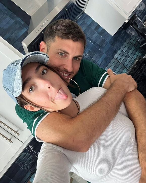 Fernanda Serrano e Santiago Giménez se conheceram ainda jovens e oficializaram a união em 2024. Desde então, ela acompanha de perto a carreira do atacante, considerado um dos principais nomes da seleção mexicana na Copa do Mundo de 2026