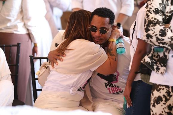 Depois, O Kannalha se sentou em uma área reservada para familiares e amigos de Preta Gil e desabou em choro