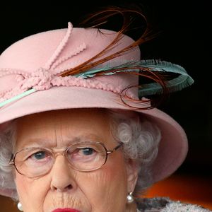 Segundo Robert Hardman, o funcionário da corte recusou o convite de Rainha Elizabeth II porque já havia se comprometido a receber convidados em sua própria casa no mesmo fim de semana