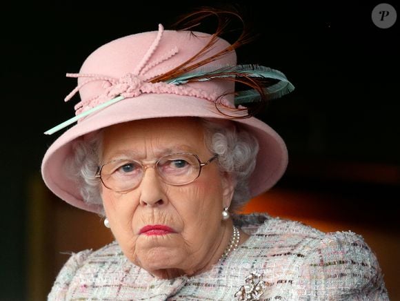 Segundo Robert Hardman, o funcionário da corte recusou o convite de Rainha Elizabeth II porque já havia se comprometido a receber convidados em sua própria casa no mesmo fim de semana