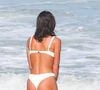 Bruna Marquezine escolheu um biquíni fio-dental para curtir praia