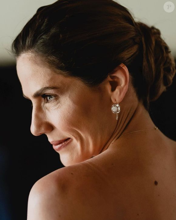 Noiva em detalhes: Rafaella Mandelli escolheu prender o cabelo para valorizar o seu colo e as poucas joias no dia do seu casamento.