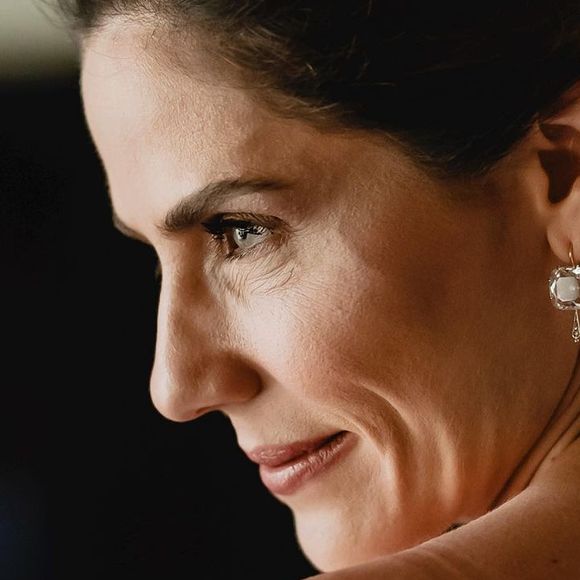 Noiva em detalhes: Rafaella Mandelli escolheu prender o cabelo para valorizar o seu colo e as poucas joias no dia do seu casamento.