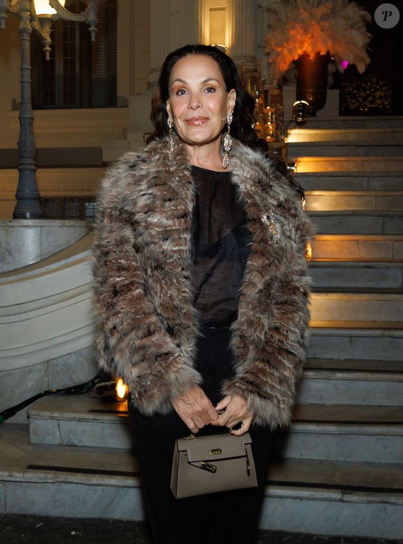 Carolina Ferraz está fora da Record TV e não comanda mais o ‘Domingo Espetacular’. A notícia foi confirmada nesta quarta-feira (08), em uma nota divulgada à imprensa