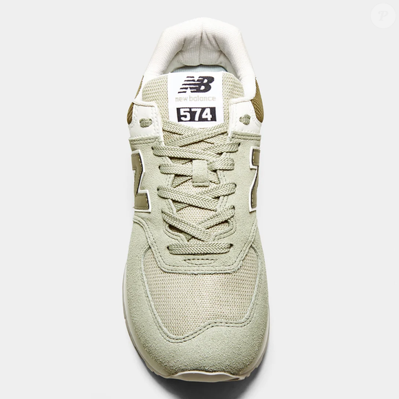 Modelo feminino em suede e couro da New Balance aposta em elegância casual e já está disponível no site da Netshoes, com preço de R$ 409,99 no Pix