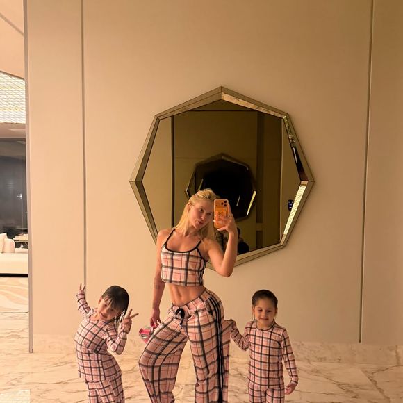 Na noite deste sábado (16), Virgínia fez uma publicação em seu feed do Instagram mostrando uma 'noite das garotas' com as filhas