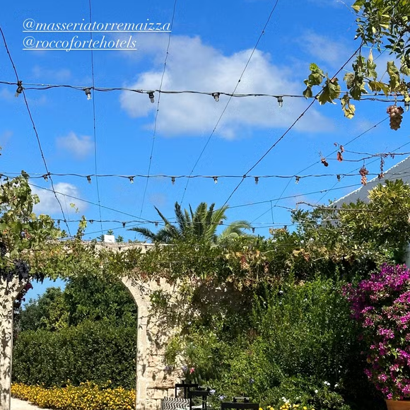 Parte do prestigiado grupo Rocco Forte Hotels, o Masseria Torre Maizza ocupa uma construção típica do século 16, originalmente uma torre de vigia rural, que foi completamente restaurada para abrigar um dos empreendimentos mais sofisticados da região