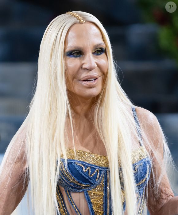 2022: com o passar dos anos, Donatella Versace ficou ainda mais diferente