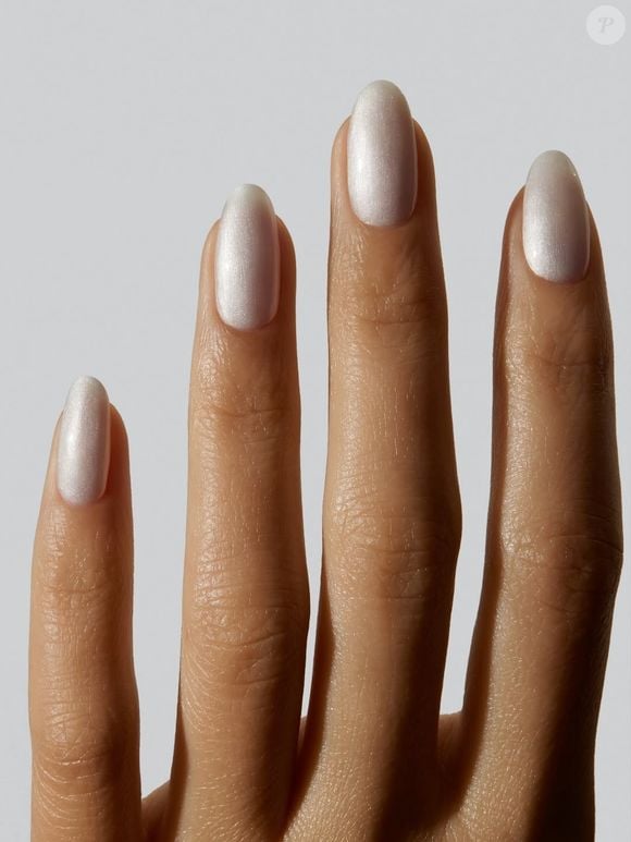 Tendência do outono 2026: esmaltes na cor Cloud Dancer são boas apostas para deixar sua unha ainda mais elegante,
