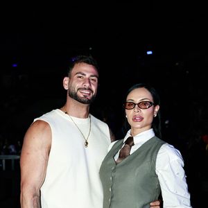 Recém-eliminado de 'A Fazenda 17', Nizam prestigiou o Fight Music Show ao lado da namorada, Aline Mineiro