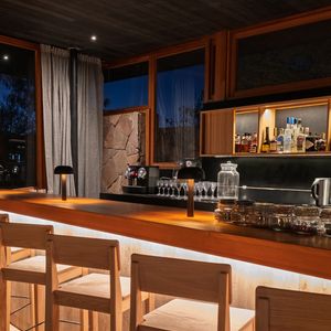 O interior do Hotel Terra Atacama possui design contemporâneo e luxuoso.