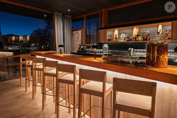 O interior do Hotel Terra Atacama possui design contemporâneo e luxuoso.