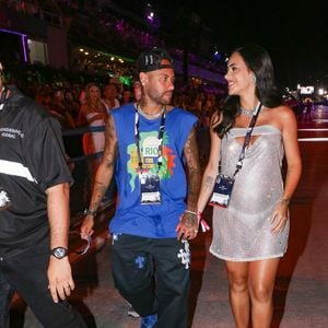 Grávida de Neymar, Bruna Biancardi curtiu carnaval com o pai de sua filha, Mavie, na Sapucaí
