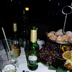 Nas fotos, foi possível observar uma mesa com algumas comidas, além de uma garrafa de cerveja.