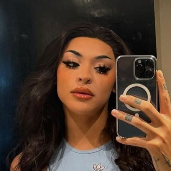 Durante a festa LGBT, Pabllo Vittar interagiu com diversos presentes, mostrando seu jeito extrovertido e acolhedor.