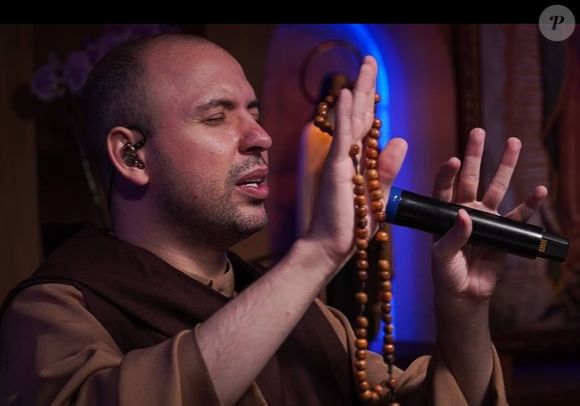 Frei Gilson foi chamado de 'extremista' e 'fascista' na web após sucesso por lives rezando o terço às 4h da manhã